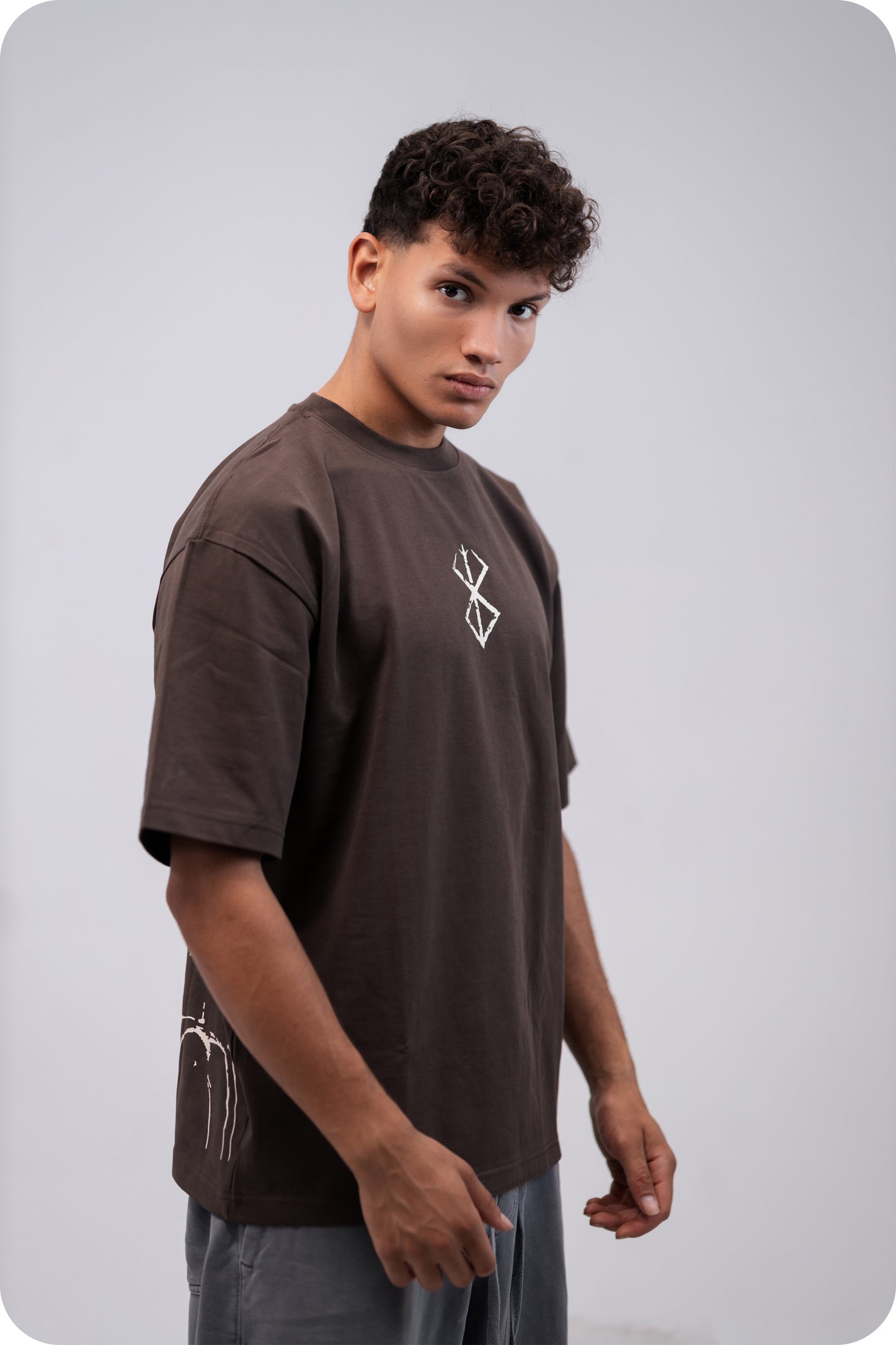 REVER – Oversized T-Shirt – Brown [JOJO] Print - REVER