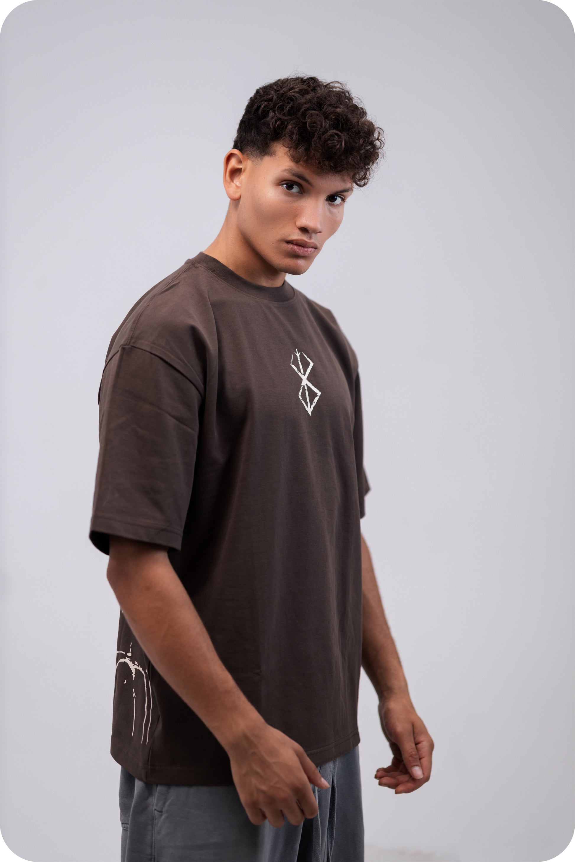 REVER – Oversized T-Shirt – Brown [JOJO] Print - REVER
