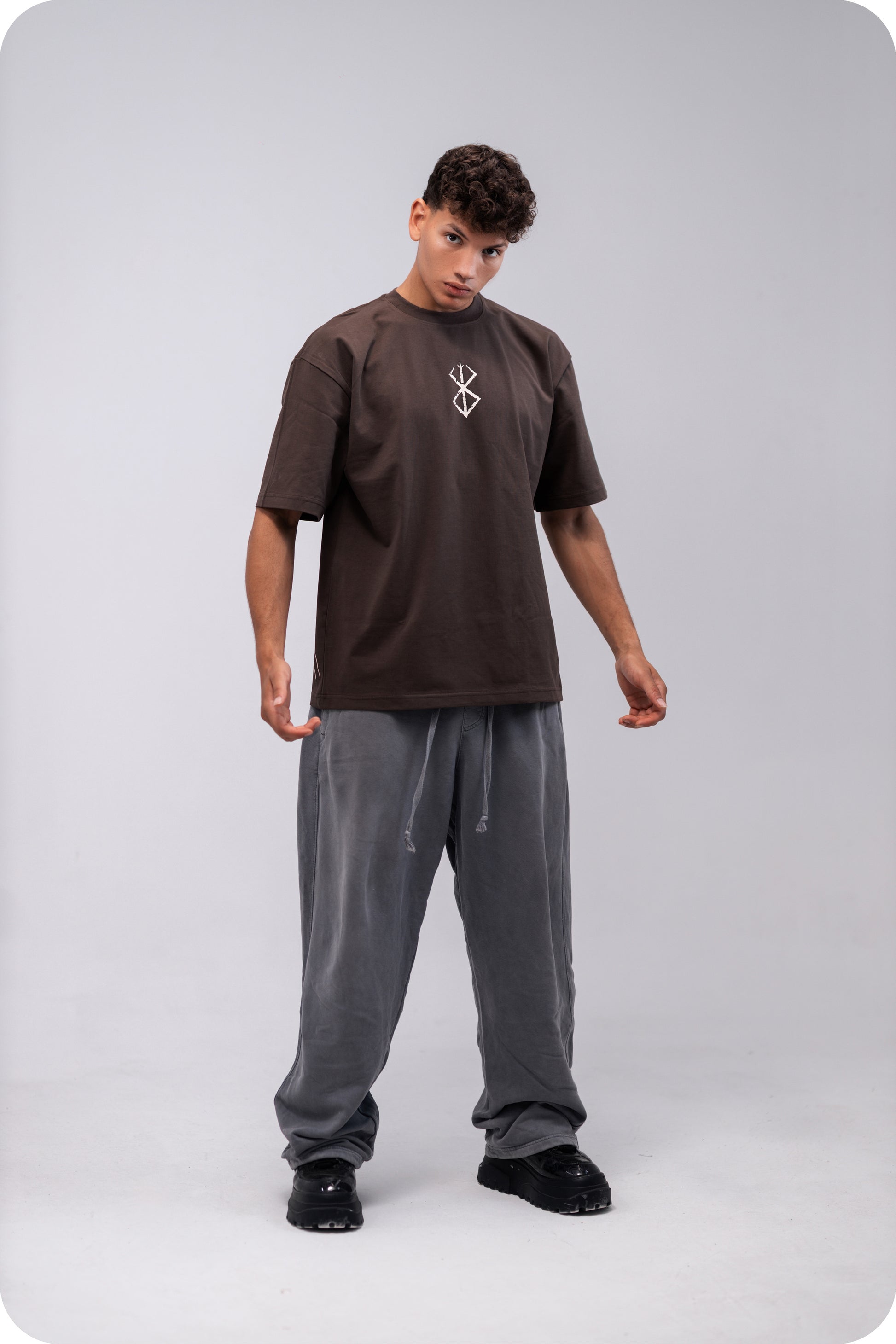 REVER – Oversized T-Shirt – Brown [JOJO] Print - REVER