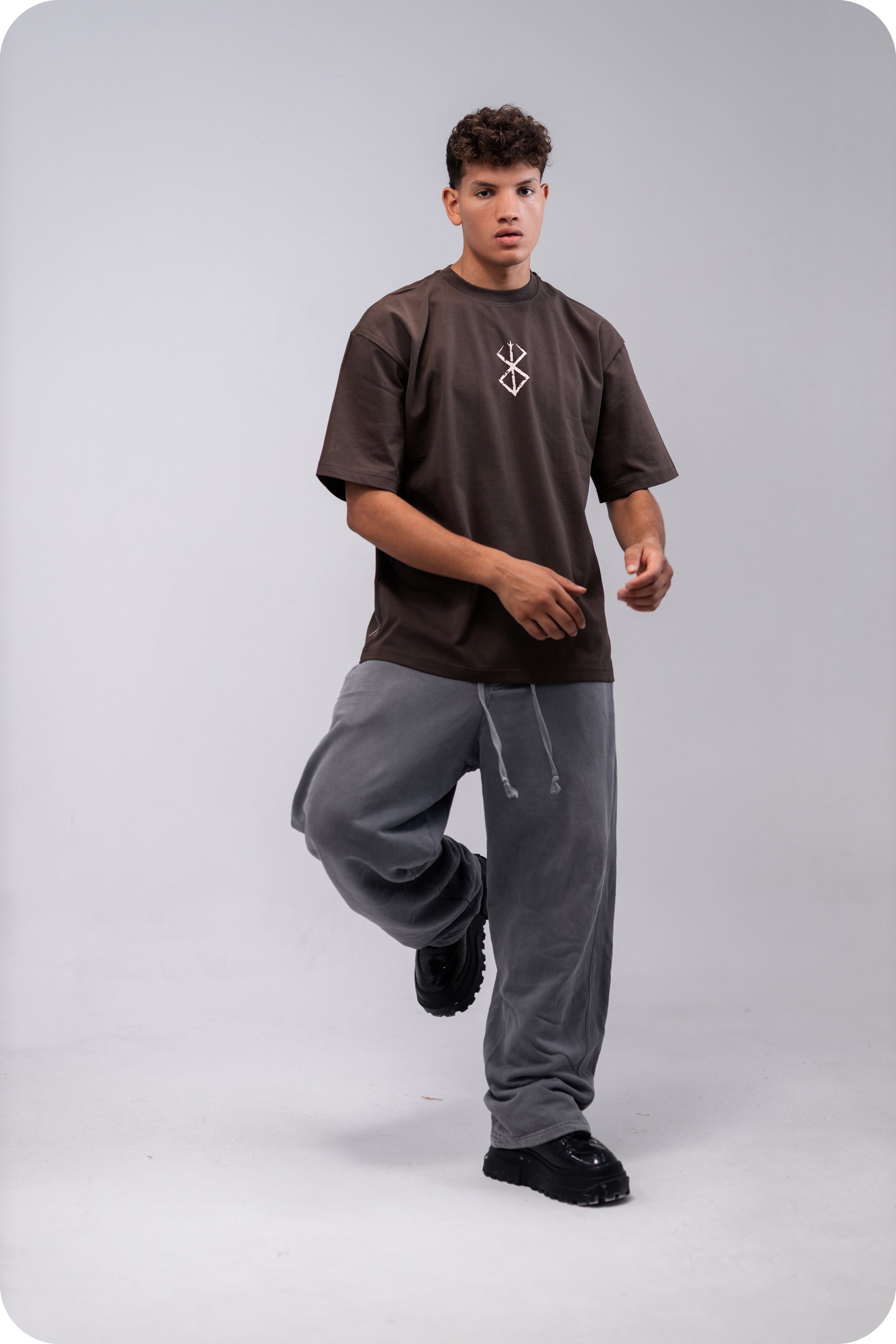 REVER – Oversized T-Shirt – Brown [JOJO] Print - REVER