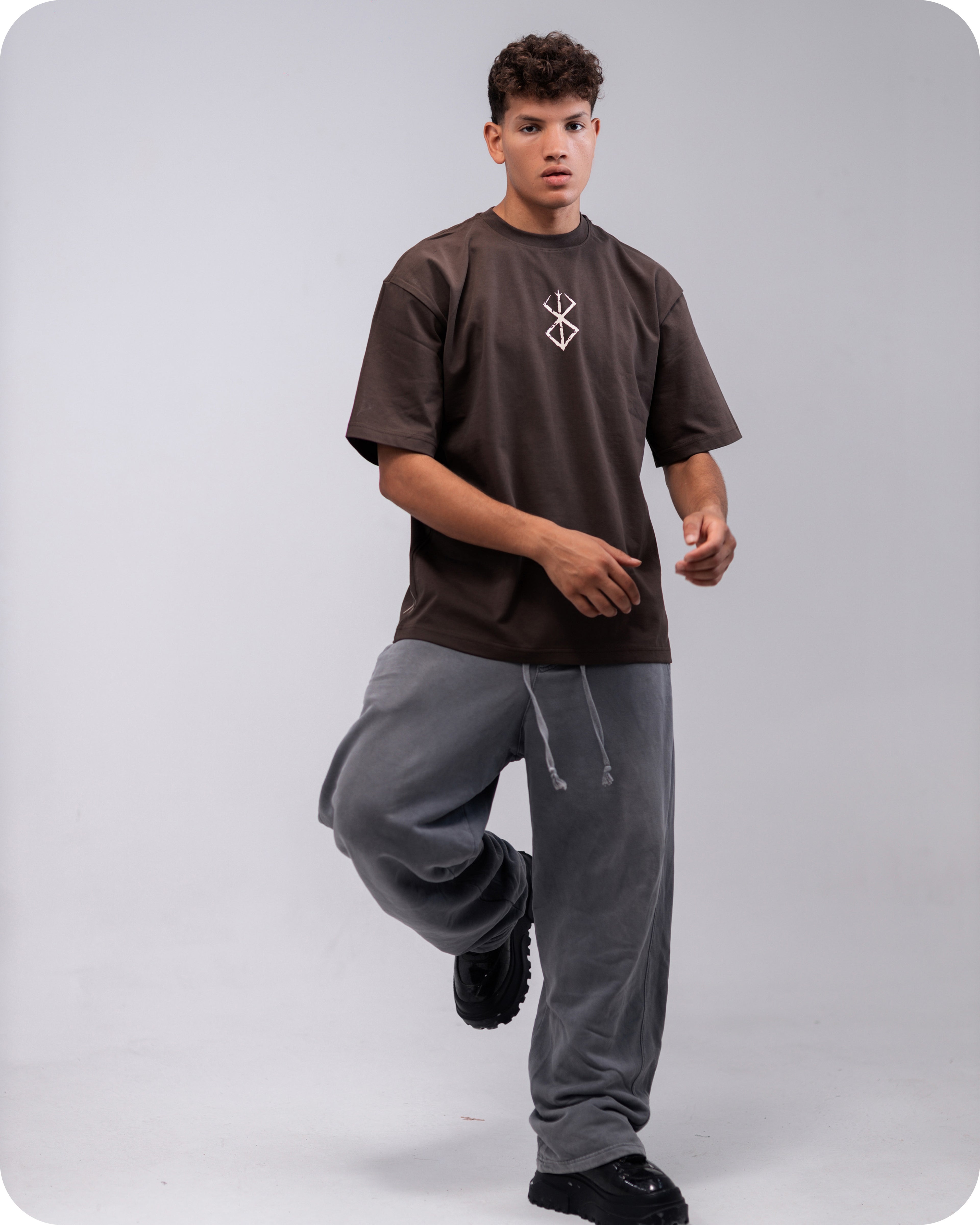 REVER – Oversized T-Shirt – Brown [JOJO] Print - REVER