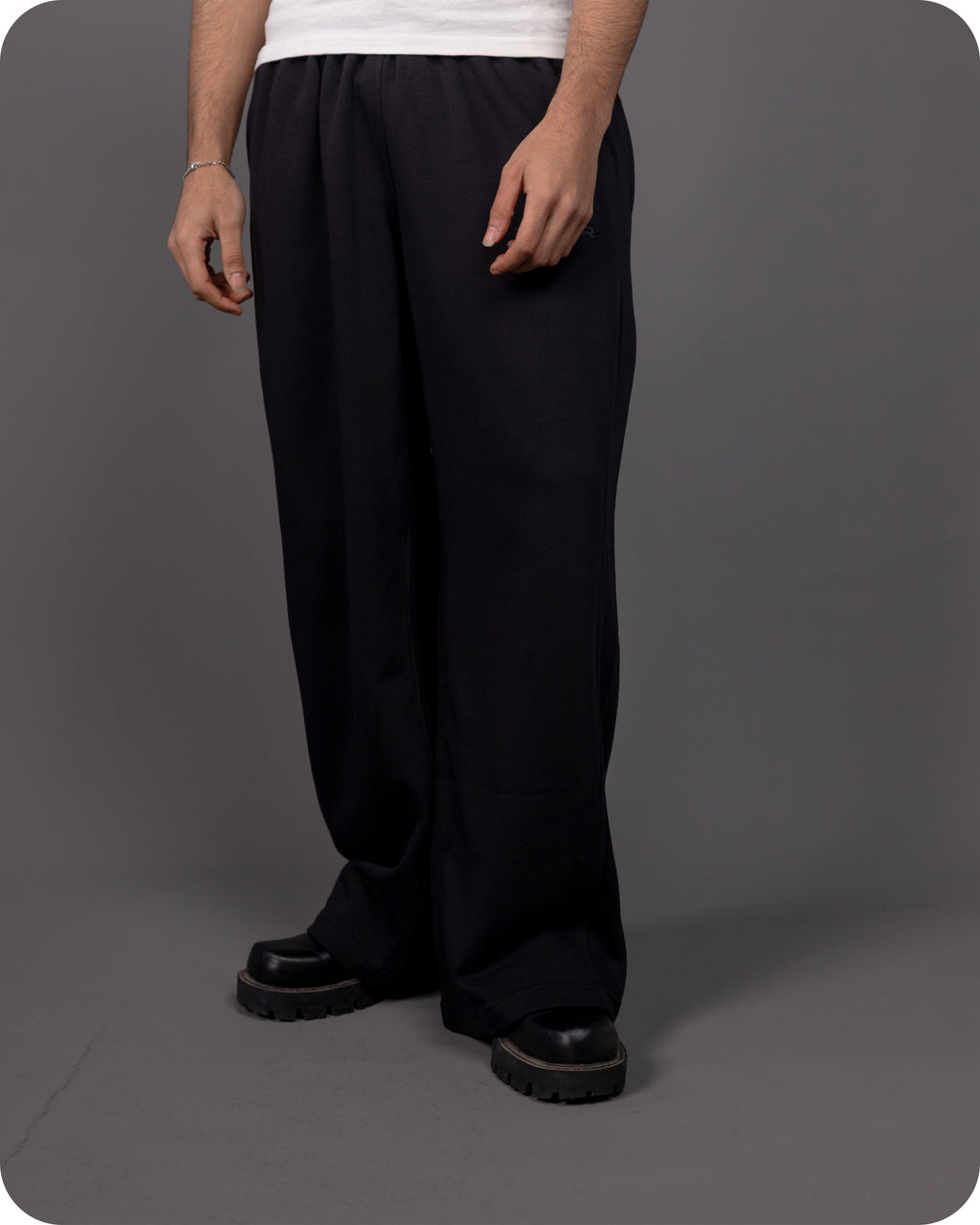 REVER – Baggy Pants – Black PLAIN Baggy Pants – Premium soft fabric, relaxed fit for ultimate comfort and effortless street style.