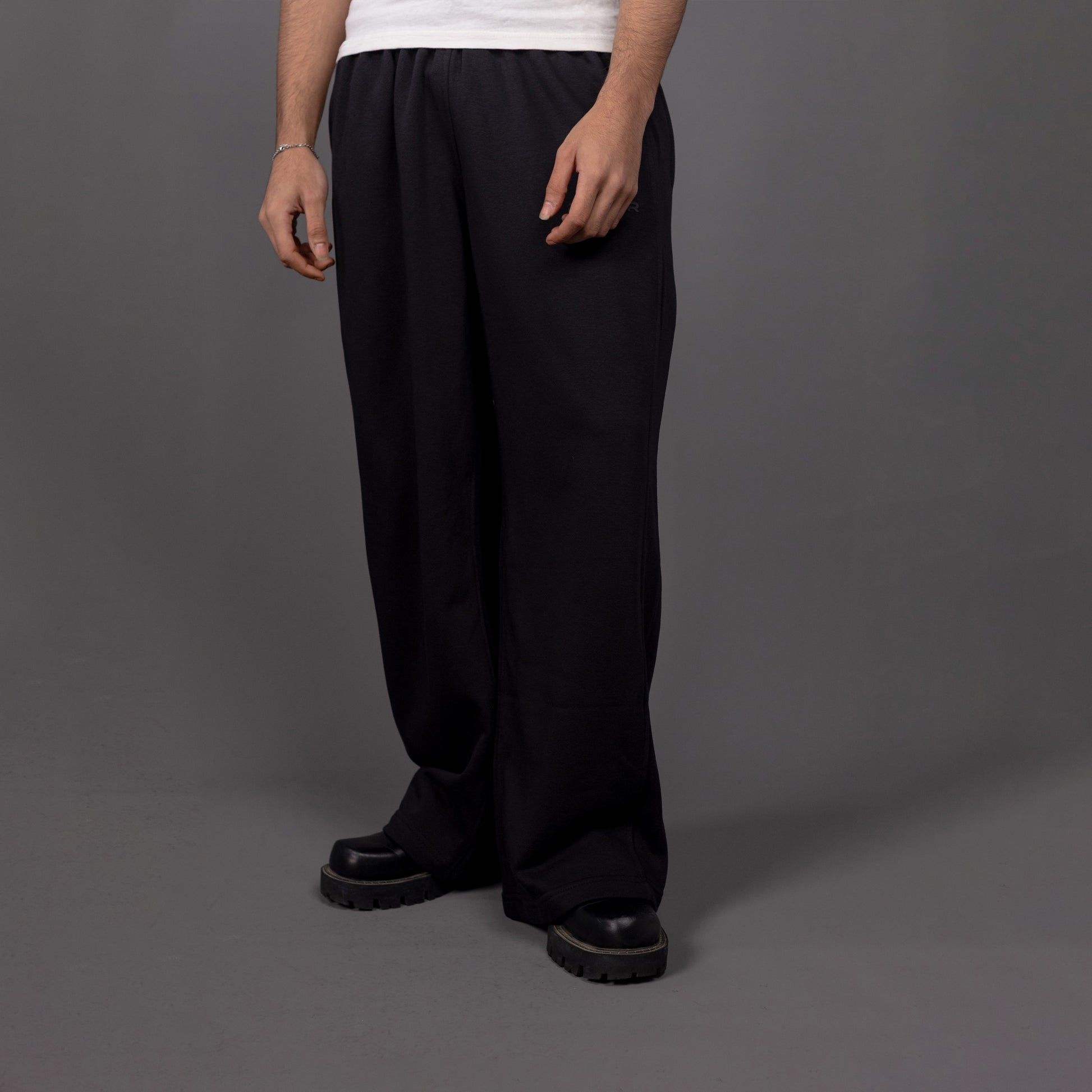 REVER – Baggy Pants – Black PLAIN Baggy Pants – Premium soft fabric, relaxed fit for ultimate comfort and effortless street style.