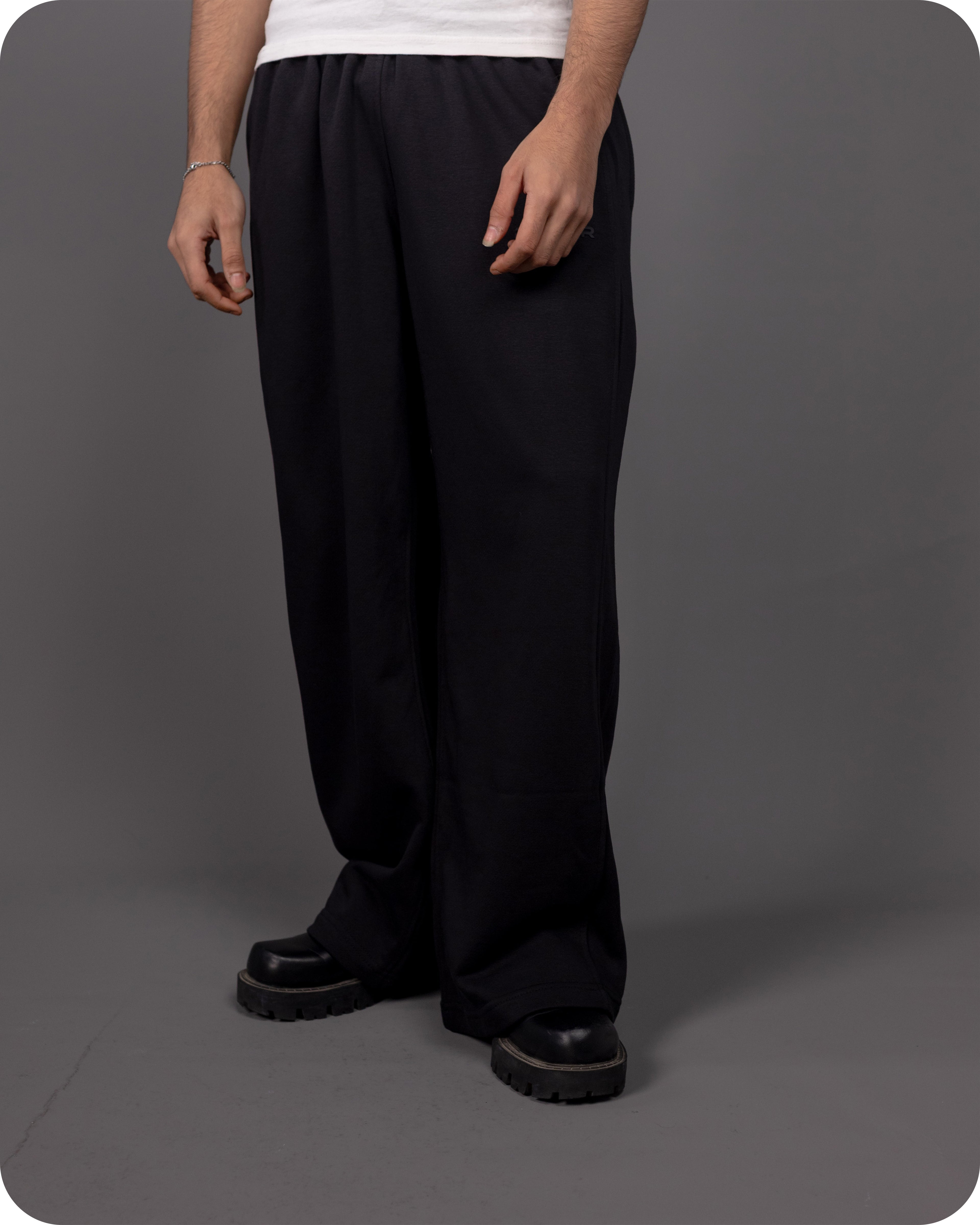 REVER – Baggy Pants – Black PLAIN Baggy Pants – Premium soft fabric, relaxed fit for ultimate comfort and effortless street style.