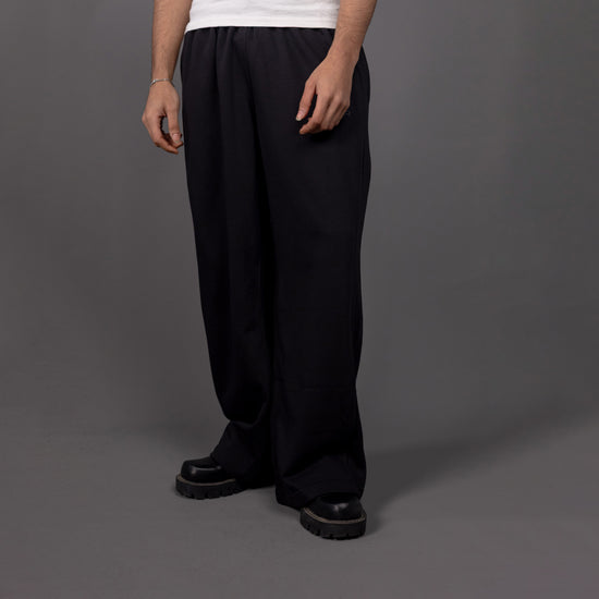 REVER – Baggy Pants – Black PLAIN Baggy Pants – Premium soft fabric, relaxed fit for ultimate comfort and effortless street style.