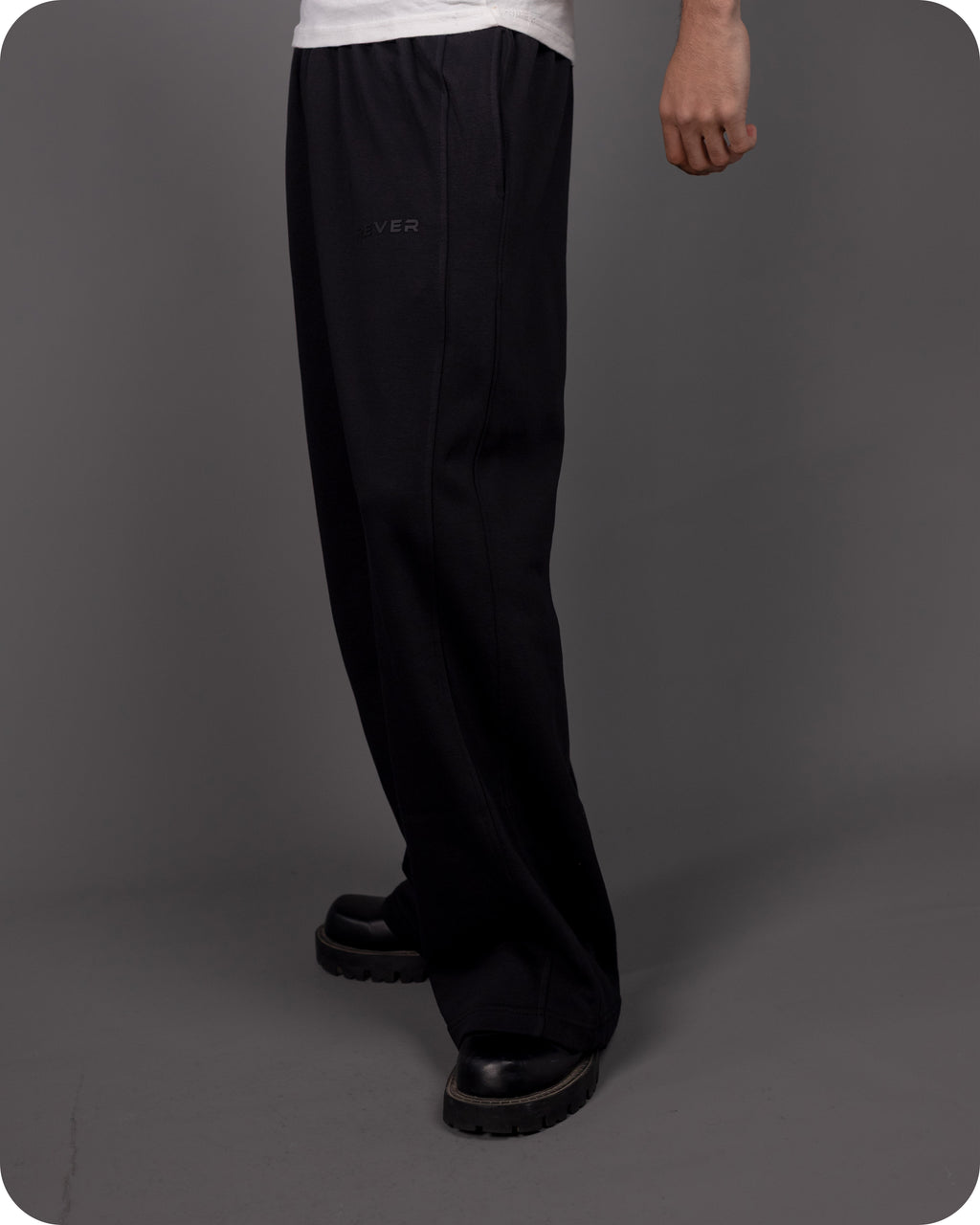 REVER – Baggy Pants – Black PLAIN Baggy Pants – Premium soft fabric, relaxed fit for ultimate comfort and effortless street style.