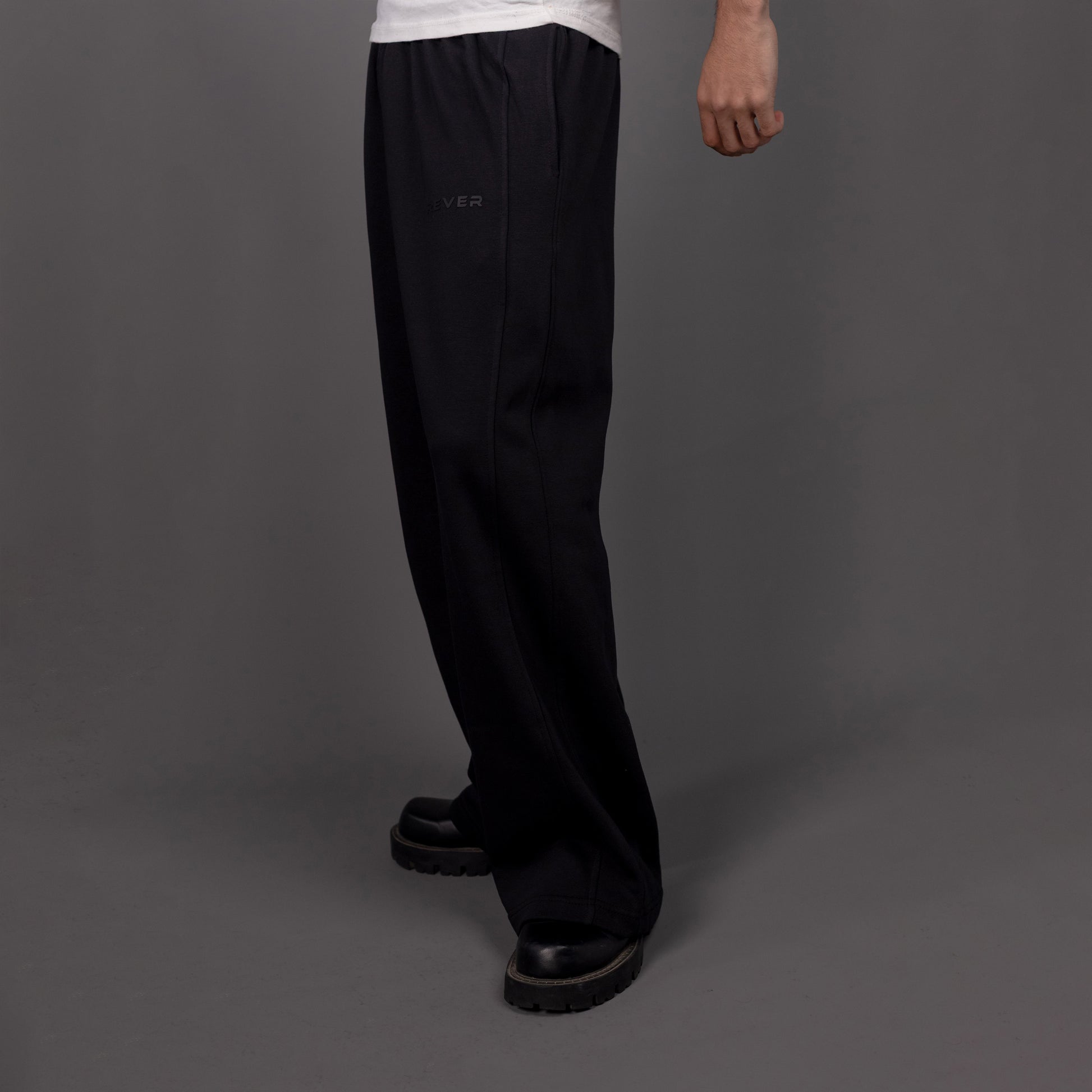 REVER – Baggy Pants – Black PLAIN Baggy Pants – Premium soft fabric, relaxed fit for ultimate comfort and effortless street style.