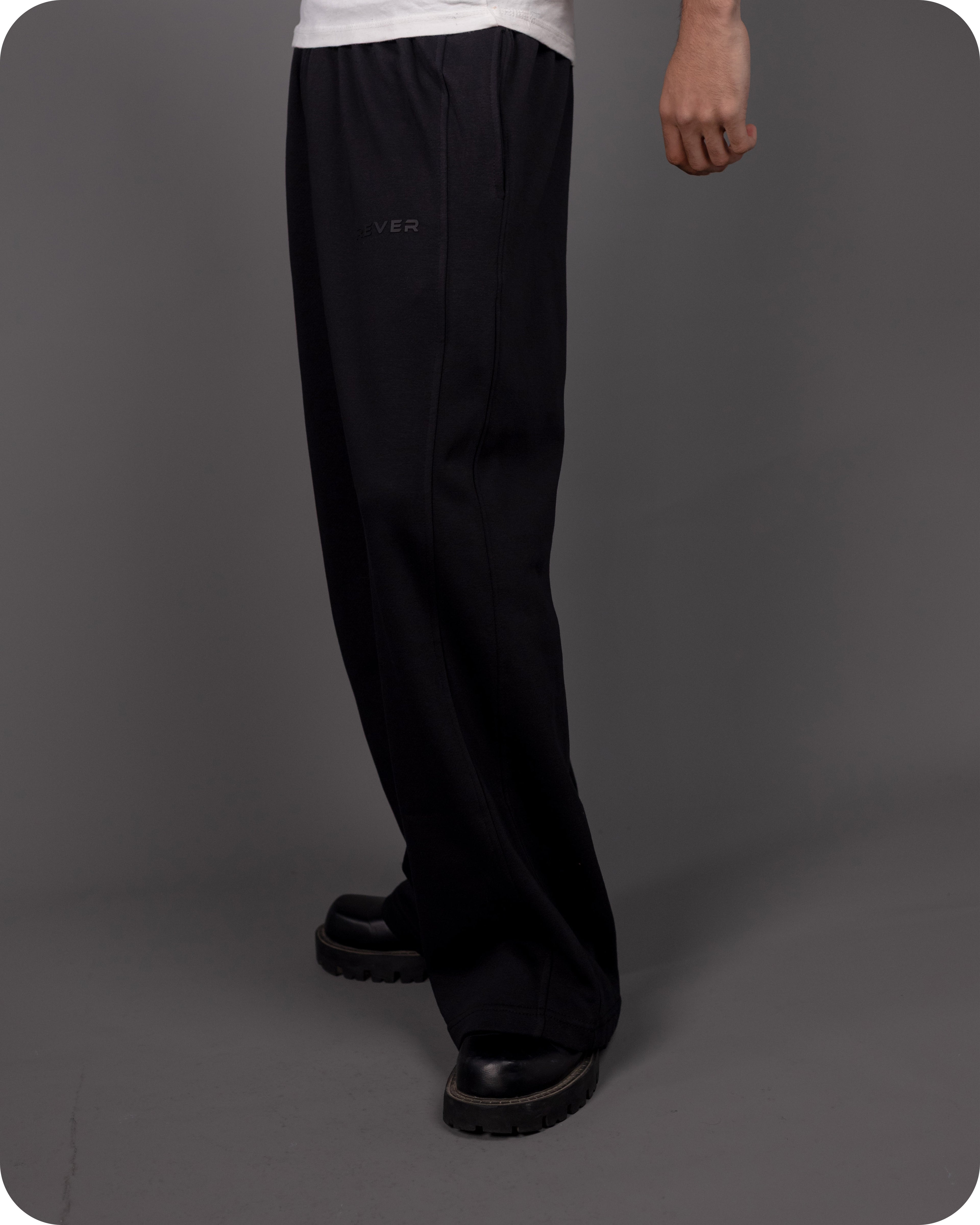 REVER – Baggy Pants – Black PLAIN Baggy Pants – Premium soft fabric, relaxed fit for ultimate comfort and effortless street style.