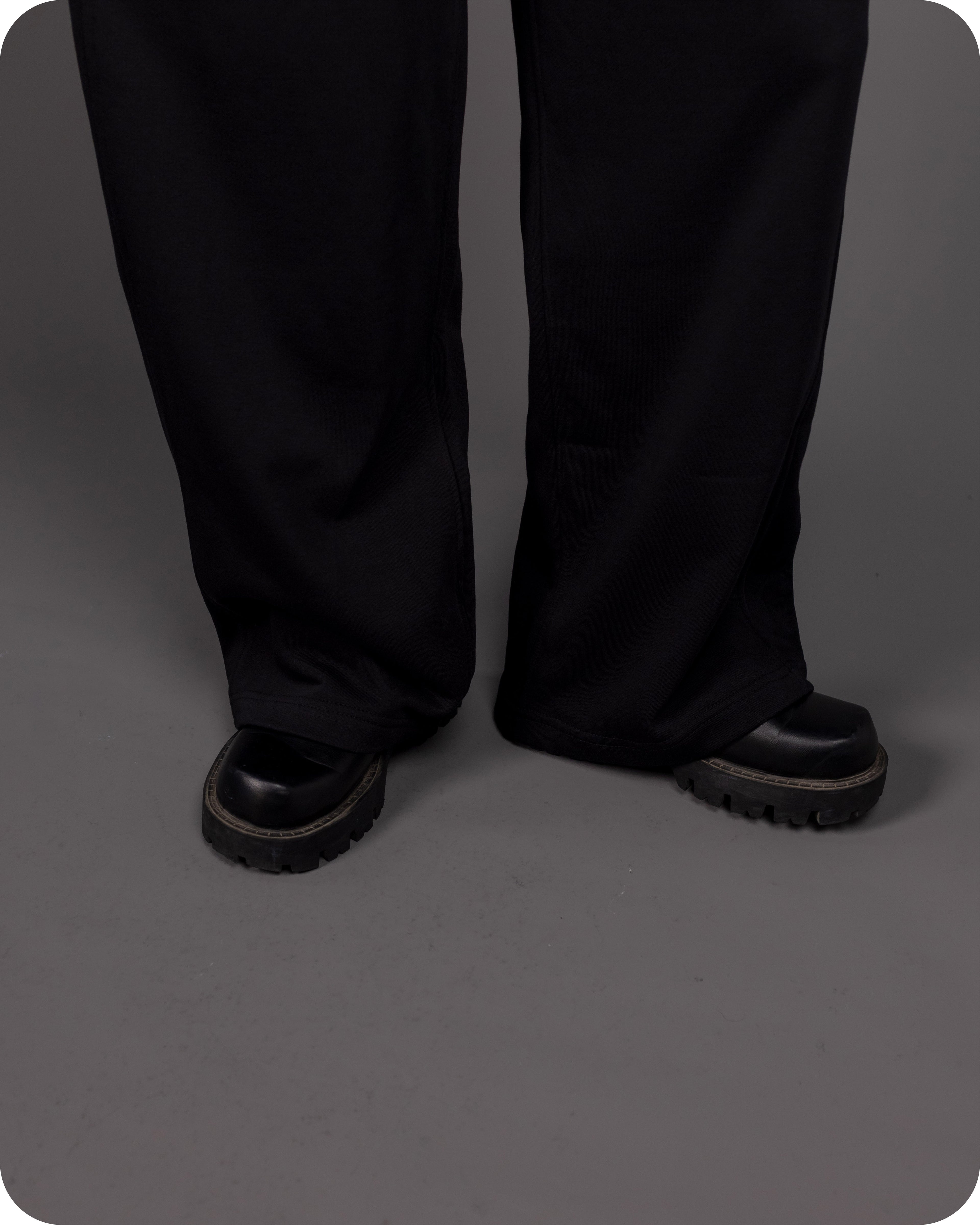 REVER – Baggy Pants – Black PLAIN Baggy Pants – Premium soft fabric, relaxed fit for ultimate comfort and effortless street style.