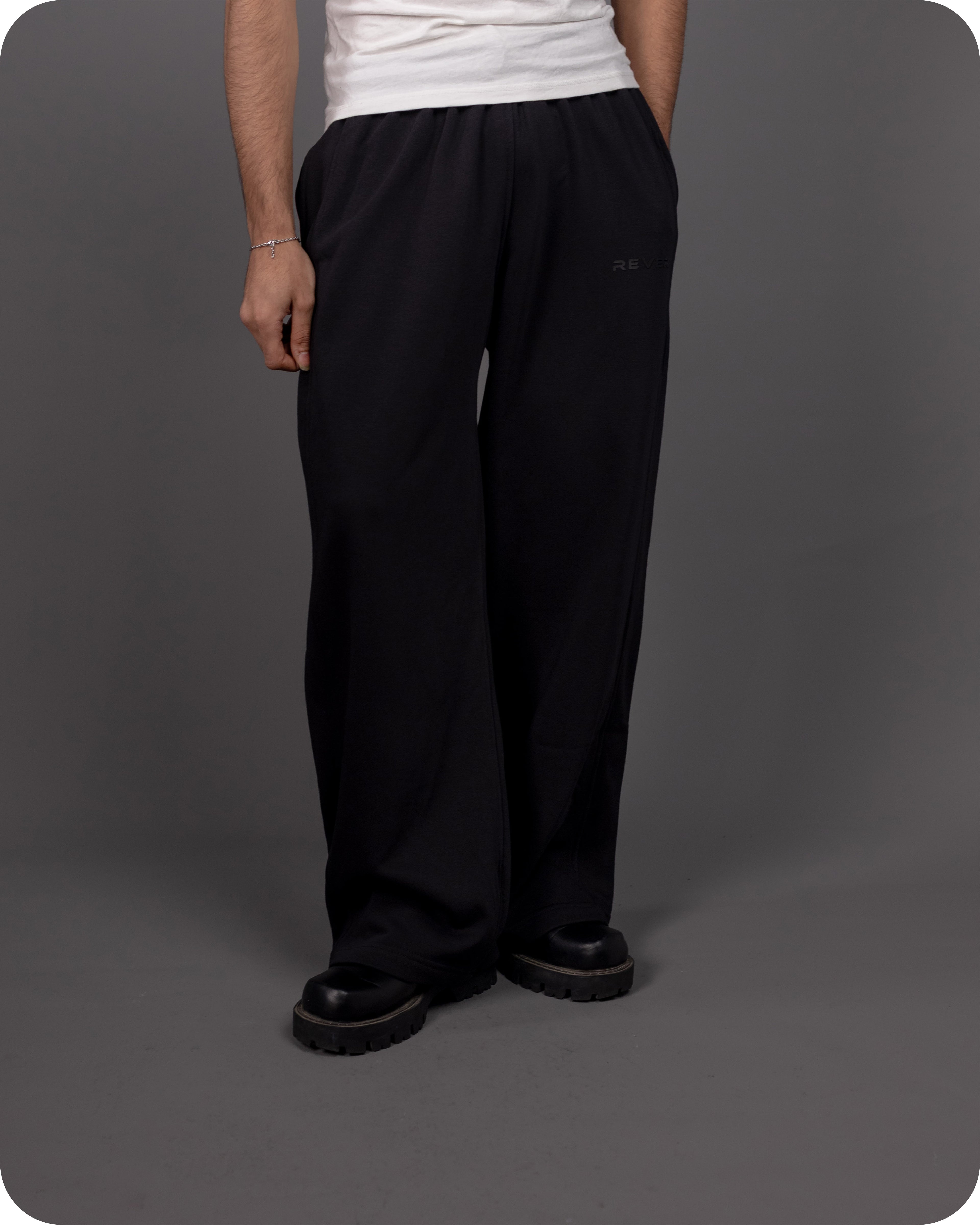 REVER – Baggy Pants – Black PLAIN Baggy Pants – Premium soft fabric, relaxed fit for ultimate comfort and effortless street style.