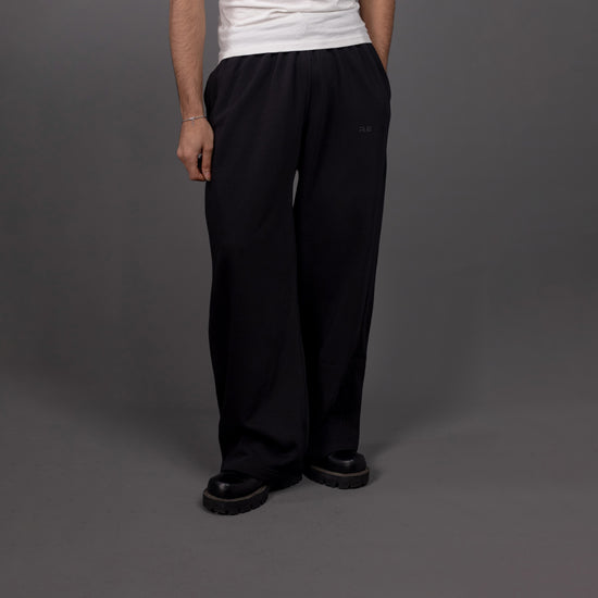 REVER – Baggy Pants – Black PLAIN Baggy Pants – Premium soft fabric, relaxed fit for ultimate comfort and effortless street style.