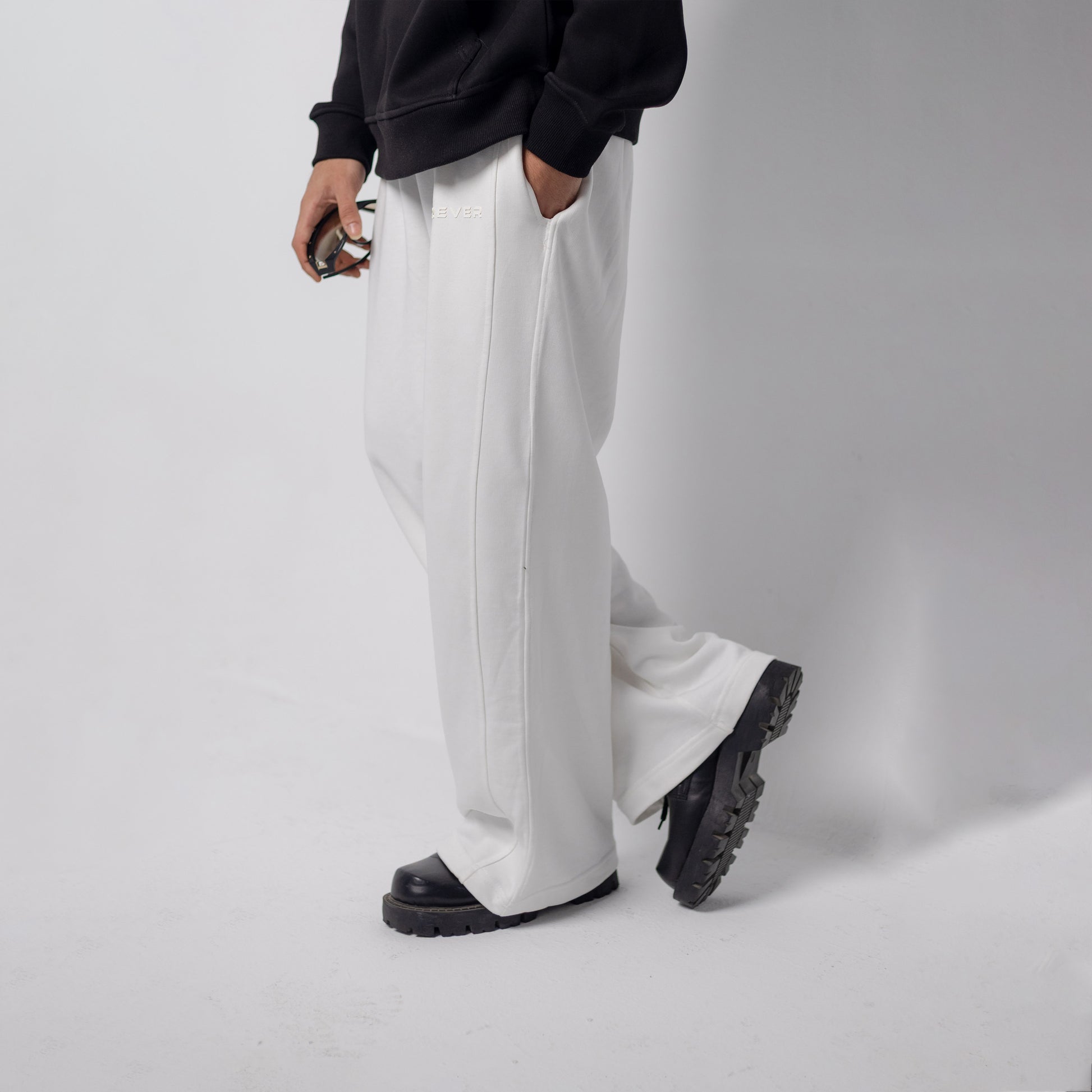 REVER – Baggy Pants – Off White PLAIN Baggy Pants – Premium soft fabric, relaxed fit for ultimate comfort and effortless street style.