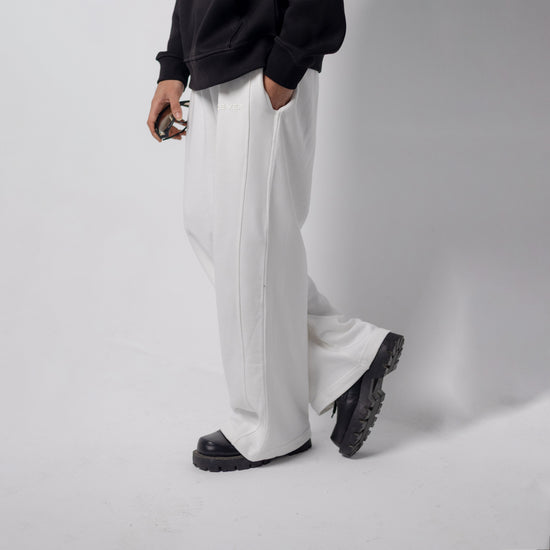 REVER – Baggy Pants – Off White PLAIN Baggy Pants – Premium soft fabric, relaxed fit for ultimate comfort and effortless street style.