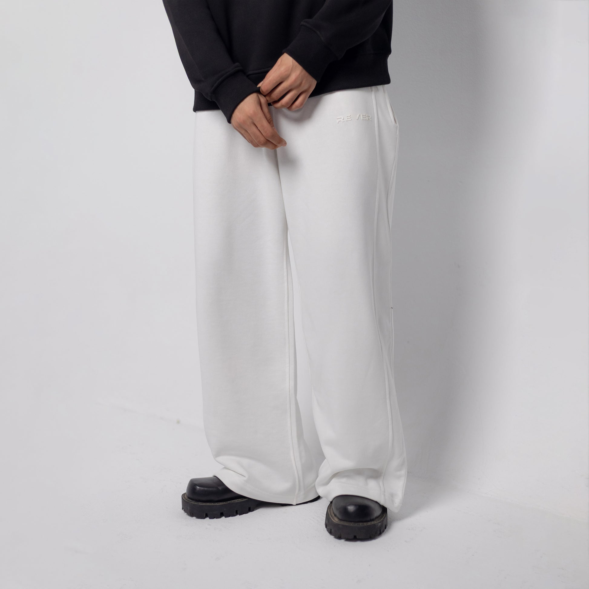 REVER – Baggy Pants – Off White PLAIN Baggy Pants – Premium soft fabric, relaxed fit for ultimate comfort and effortless street style.