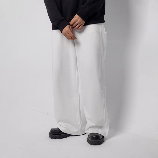 REVER – Baggy Pants – Off White PLAIN Baggy Pants – Premium soft fabric, relaxed fit for ultimate comfort and effortless street style.