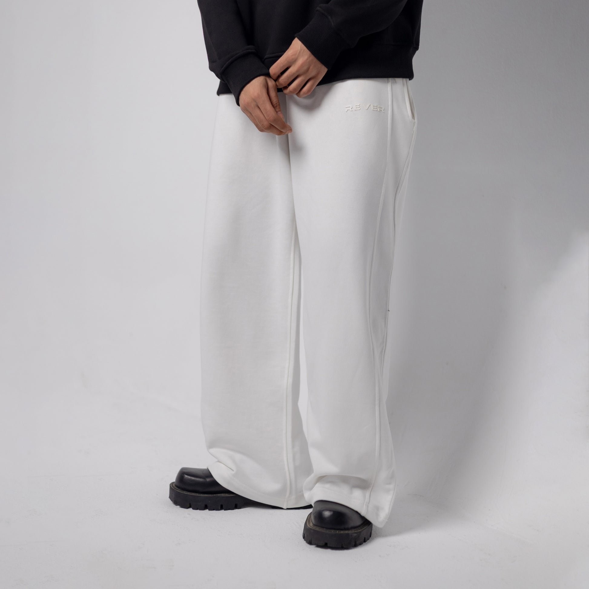REVER – Baggy Pants – Off White PLAIN Baggy Pants – Premium soft fabric, relaxed fit for ultimate comfort and effortless street style.