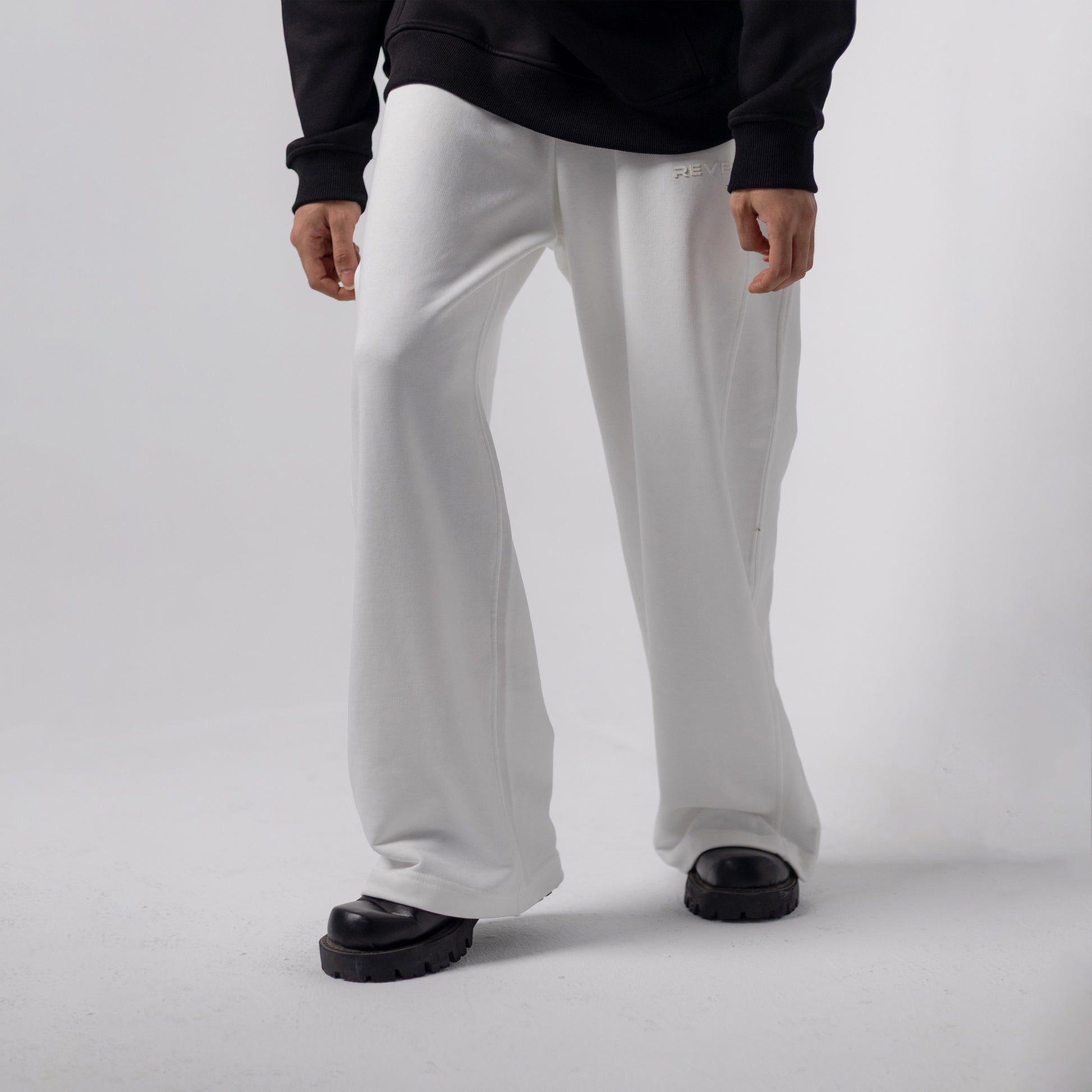 REVER – Baggy Pants – Off White PLAIN Baggy Pants – Premium soft fabric, relaxed fit for ultimate comfort and effortless street style.