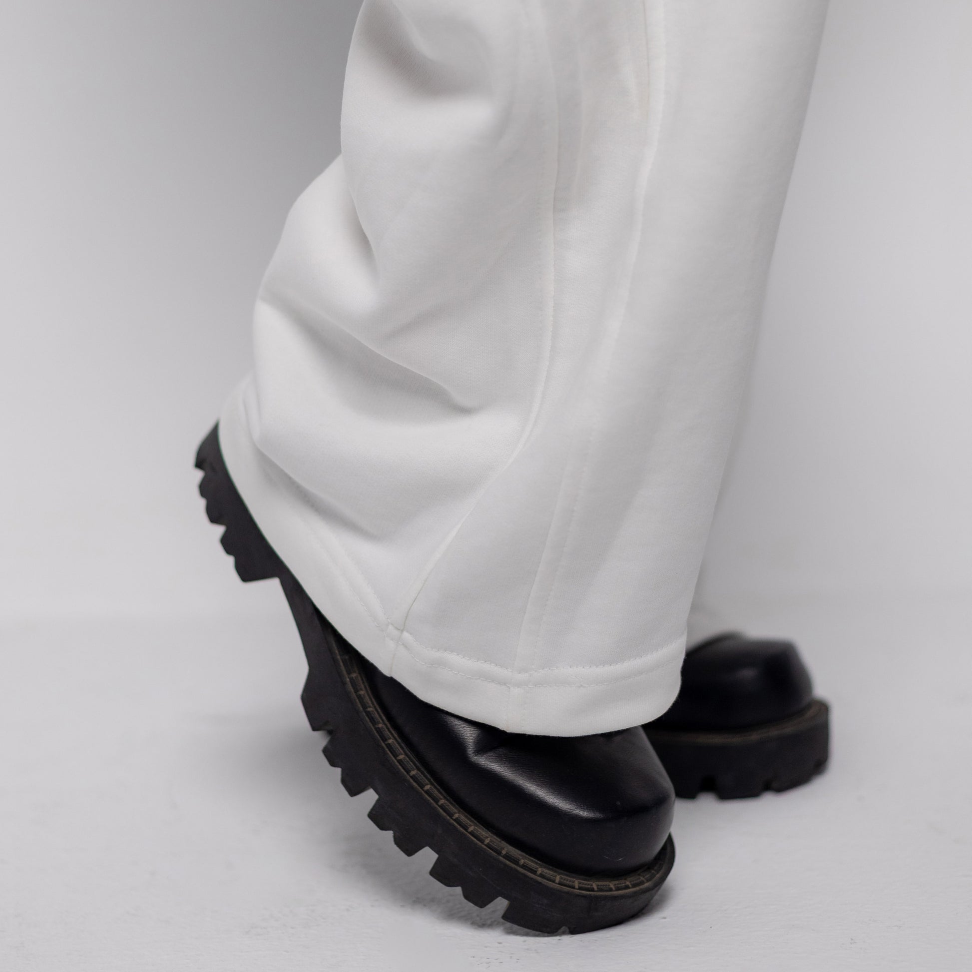 REVER – Baggy Pants – Off White PLAIN Baggy Pants – Premium soft fabric, relaxed fit for ultimate comfort and effortless street style.