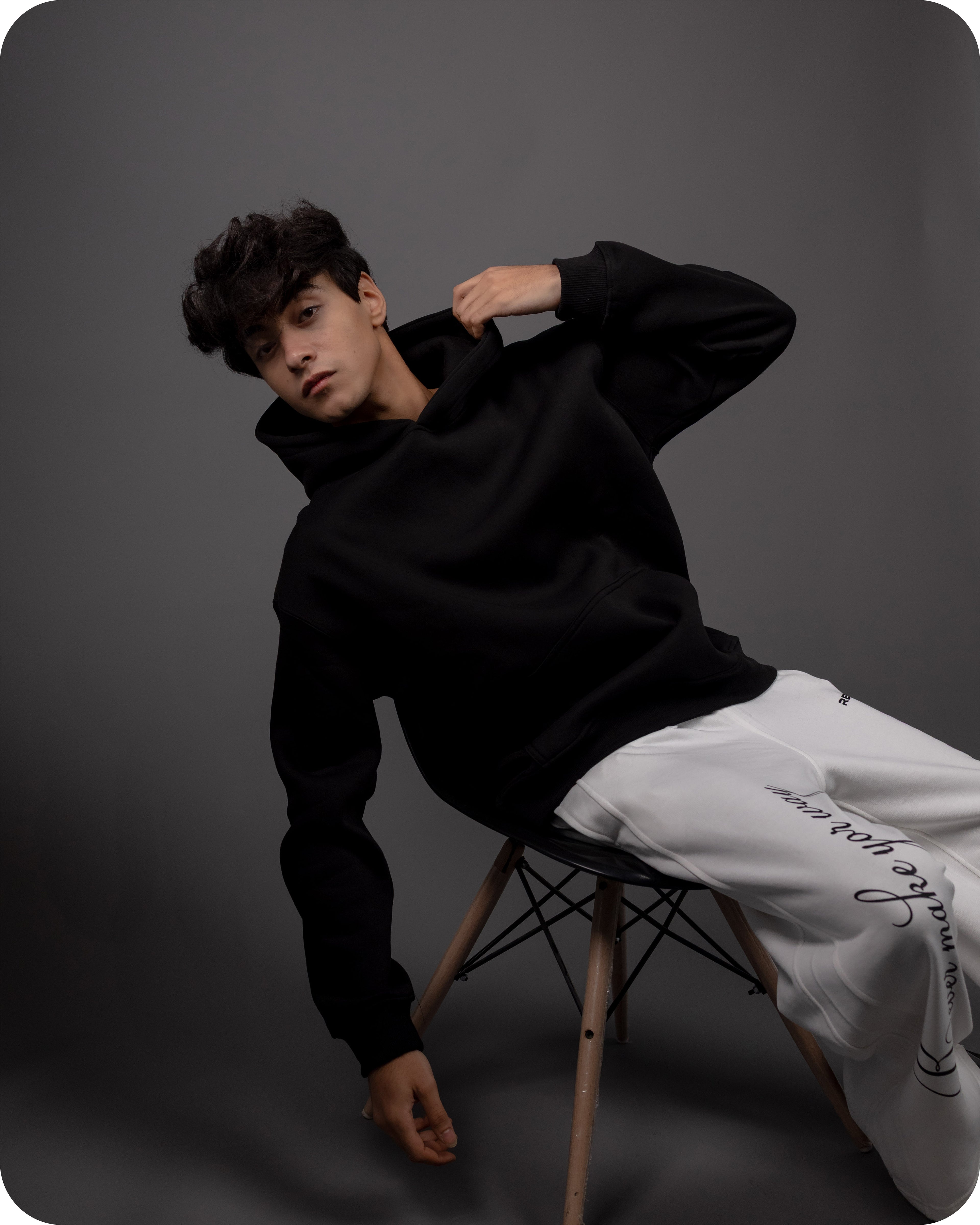 REVER – Oversized Hoodie – Black PLAIN Hoodie Print – Premium soft fabric, relaxed fit for ultimate comfort and effortless street style.