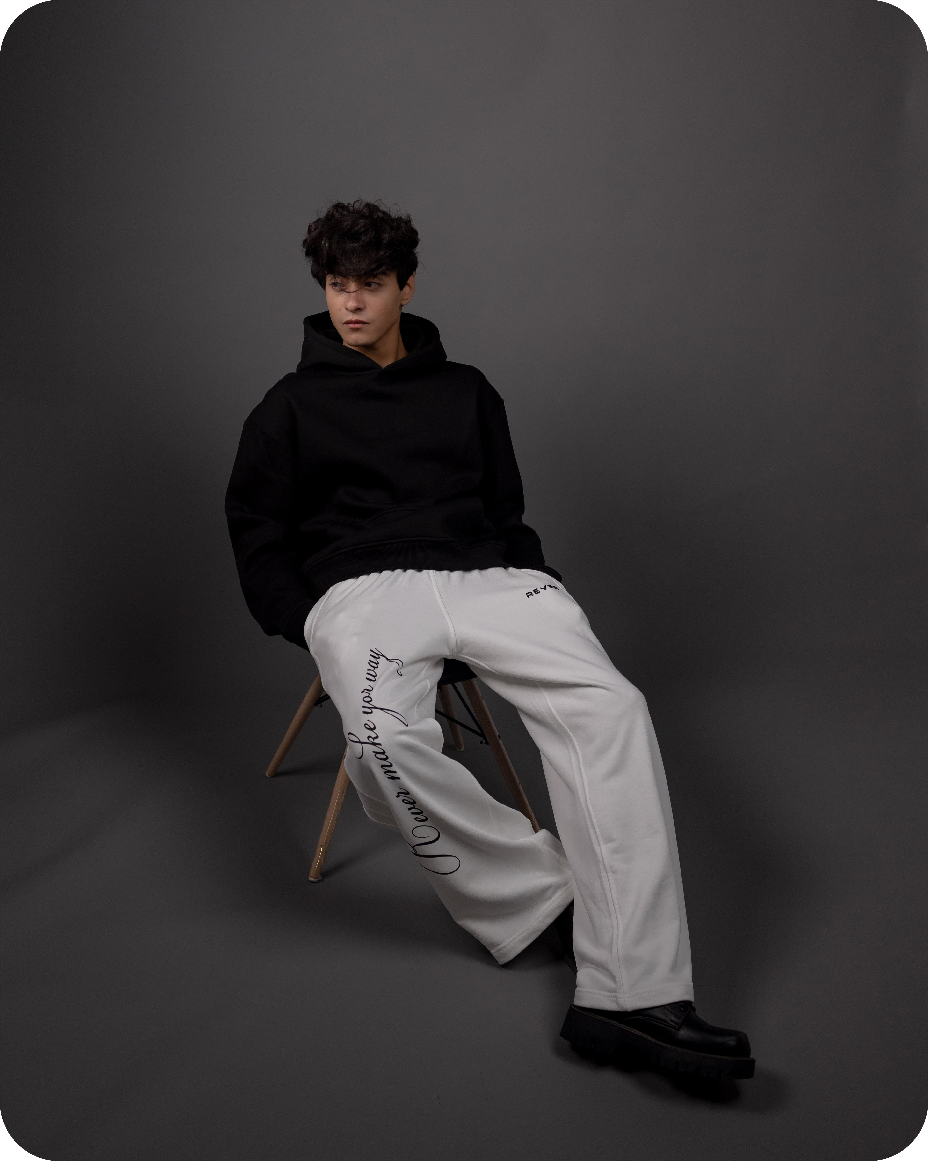 REVER – Oversized Hoodie – Black PLAIN Hoodie Print – Premium soft fabric, relaxed fit for ultimate comfort and effortless street style.