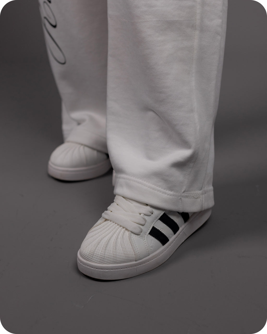 REVER – Baggy Pants – Off White PRINTED Baggy Pants – Premium soft fabric, relaxed fit for ultimate comfort and effortless street style.