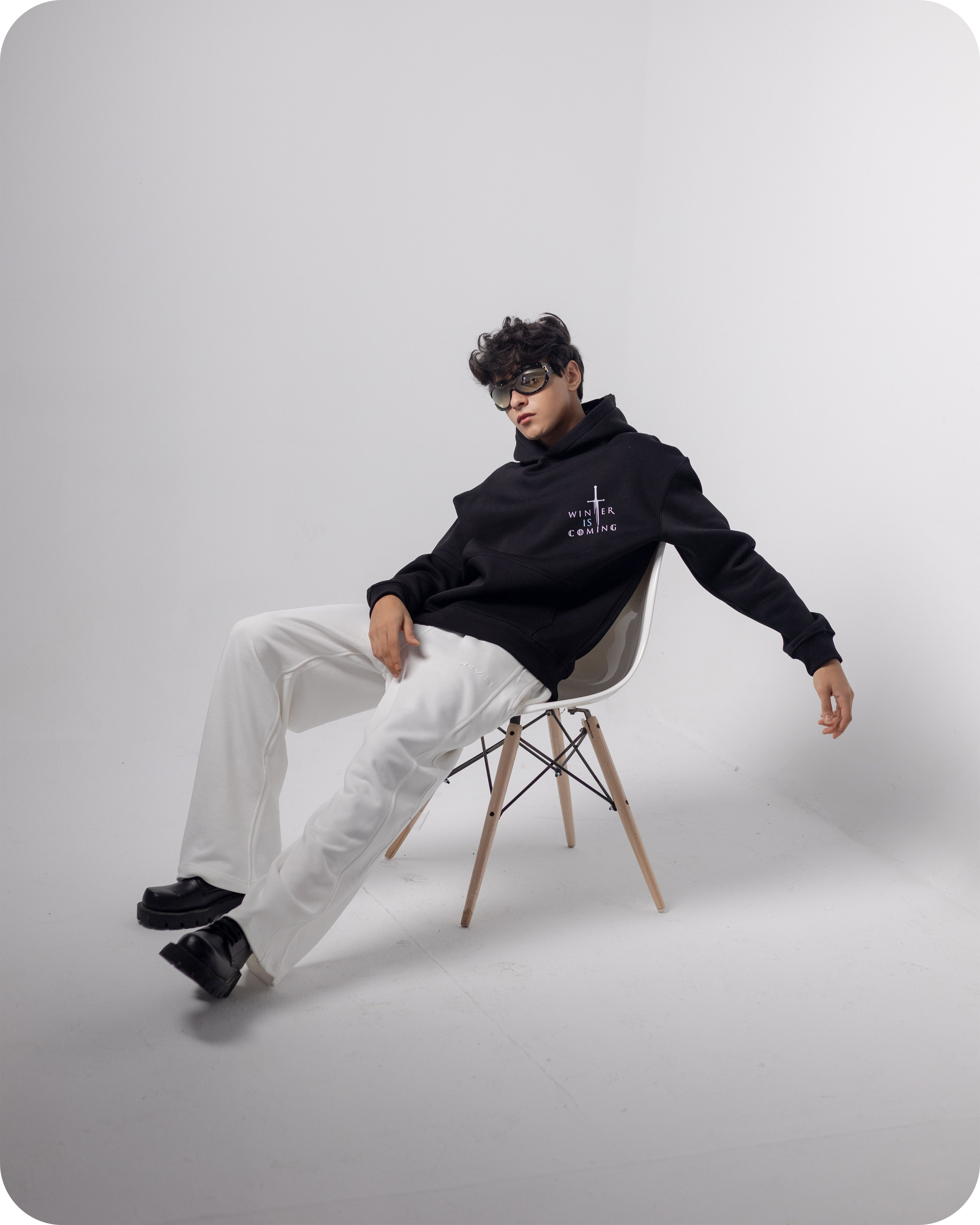 REVER – Oversized Hoodie – Black WINTER IS COMING Print – Premium soft fabric, relaxed fit for ultimate comfort and effortless street style.
